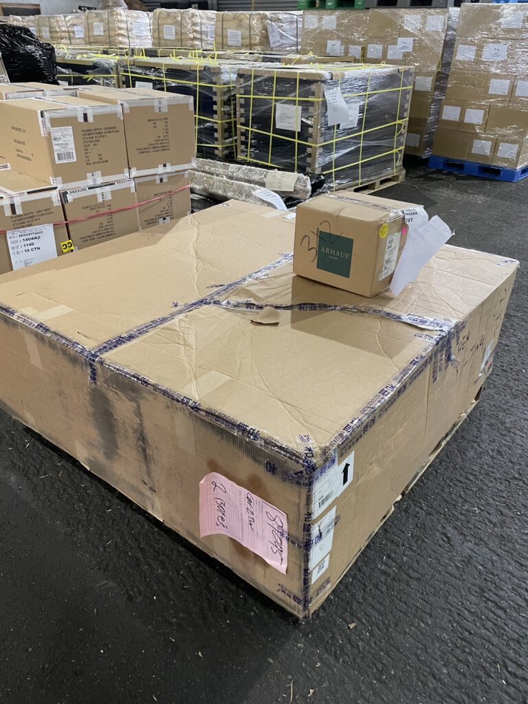 從美國海運貨櫃回台相關費用 (Ocean Freight & Fees)約$4,500 - $5,500,包含從美國東岸紐約港口到台灣基隆港或高雄港的海運費、碼頭拖車、吊櫃清櫃、還櫃以及海運保險等,20呎貨櫃費用隨著景氣油價而變動,裝櫃報關與倉儲費用 (Terminal, Lashing, Customs, Documentation)$1,500 - $2,500,包含在美國端的裝櫃貨物打棧板固定綑綁、出口報關以及倉儲處理等費用,美國當地搬家運送費用 (Local D.C. to NY Port),$1,800 - $2,500,包含從華盛頓DC華府特區住家到紐約出口倉庫的內陸運輸、住家打包裝箱服務、以及準備出口清單文件等,20呎貨櫃總費用報價約$8,000 - $10,000,根據物品數量、打包複雜度和運輸距離而定。 從美國海運貨櫃回台相關費用 (Ocean Freight & Fees)約$4,500 - $5,500,包含從美國東岸紐約港口到台灣基隆港或高雄港的海運費、碼頭拖車、吊櫃清櫃、還櫃以及海運保險等,20呎貨櫃費用隨著景氣油價而變動,裝櫃報關與倉儲費用 (Terminal, Lashing, Customs, Documentation)$1,500 - $2,500,包含在美國端的裝櫃貨物打棧板固定綑綁、出口報關以及倉儲處理等費用,美國當地搬家運送費用 (Local D.C. to NY Port),$1,800 - $2,500,包含從華盛頓DC華府特區住家到紐約出口倉庫的內陸運輸、住家打包裝箱服務、以及準備出口清單文件等,20呎貨櫃總費用報價約$8,000 - $10,000,根據物品數量、打包複雜度和運輸距離而定。