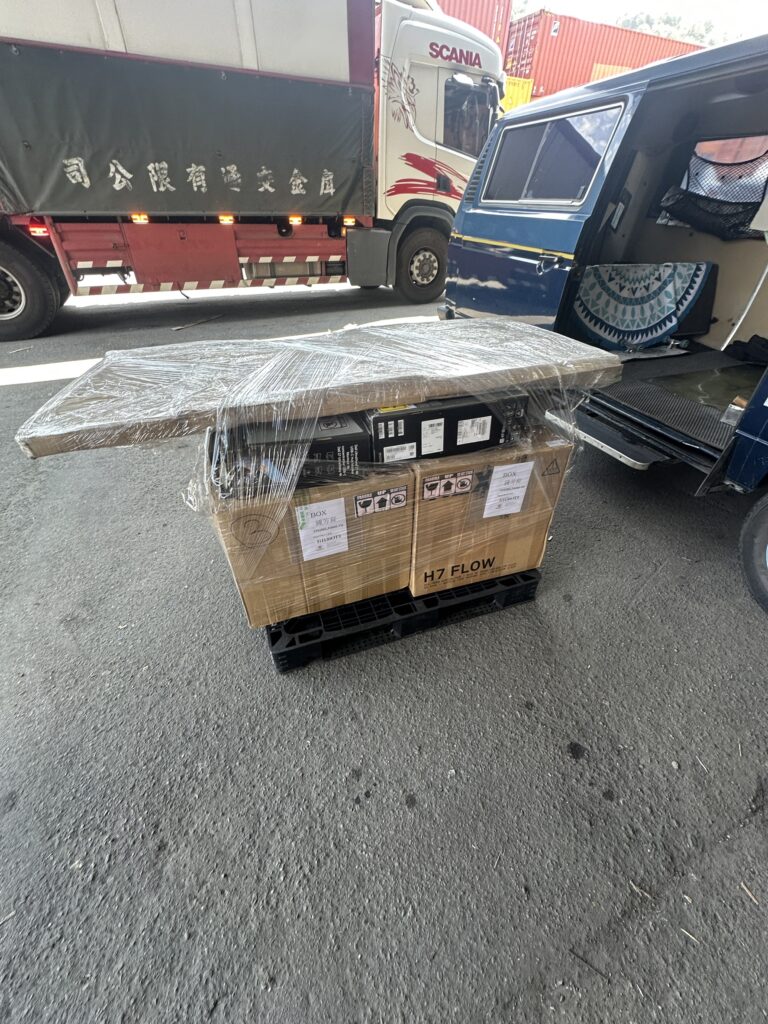 儘管有海關抽查檢驗的潛在費用,Ship2TW跨國搬家海運貨櫃報價與其他競爭對手比較後還是相當有競爭性,其他公司的 20呎貨櫃報價普遍超過 $10,000 美元,美國東岸紐約海運費用比起西岸洛杉磯海運費用高出許多,Ship2TW 的報價比其他競爭對手便宜5%-10%以上,雖然全部費用超過學校搬家補助,但已是張小姐能找到最物超所值的選擇。 儘管有海關抽查檢驗的潛在費用,Ship2TW跨國搬家海運貨櫃報價與其他競爭對手比較後還是相當有競爭性,其他公司的 20呎貨櫃報價普遍超過 $10,000 美元,美國東岸紐約海運費用比起西岸洛杉磯海運費用高出許多,Ship2TW 的報價比其他競爭對手便宜5%-10%以上,雖然全部費用超過學校搬家補助,但已是張小姐能找到最物超所值的選擇。