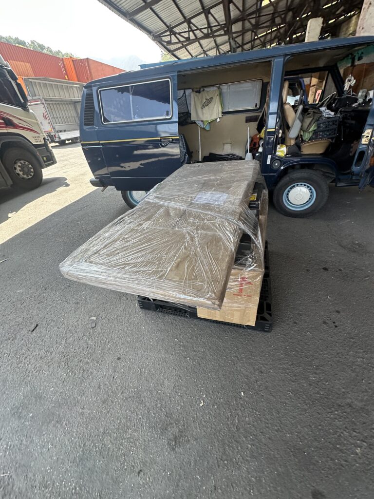 Candy 也專業地向張小姐說明了一項潛在的風險及費用:美國海關的查驗費用。海關會透過電腦隨機抽查貨櫃,被抽查到的機率約為 1/10左右,通常都是透過X光掃描查驗,若貨櫃被抽查到,海關會將貨櫃拉到指定倉庫掃描,費用約 $1,000 - $2,000 美元;若是發現可疑物品無法用X光機分辨則會採用人工開櫃查驗,可能需要人工將所有貨物搬出檢查,這將花費更長時間和更高的費用,可能高達 $2,000 - $4,000 美元。 Candy 也專業地向張小姐說明了一項潛在的風險及費用:美國海關的查驗費用。海關會透過電腦隨機抽查貨櫃,被抽查到的機率約為 1/10左右,通常都是透過X光掃描查驗,若貨櫃被抽查到,海關會將貨櫃拉到指定倉庫掃描,費用約 $1,000 - $2,000 美元;若是發現可疑物品無法用X光機分辨則會採用人工開櫃查驗,可能需要人工將所有貨物搬出檢查,這將花費更長時間和更高的費用,可能高達 $2,000 - $4,000 美元。