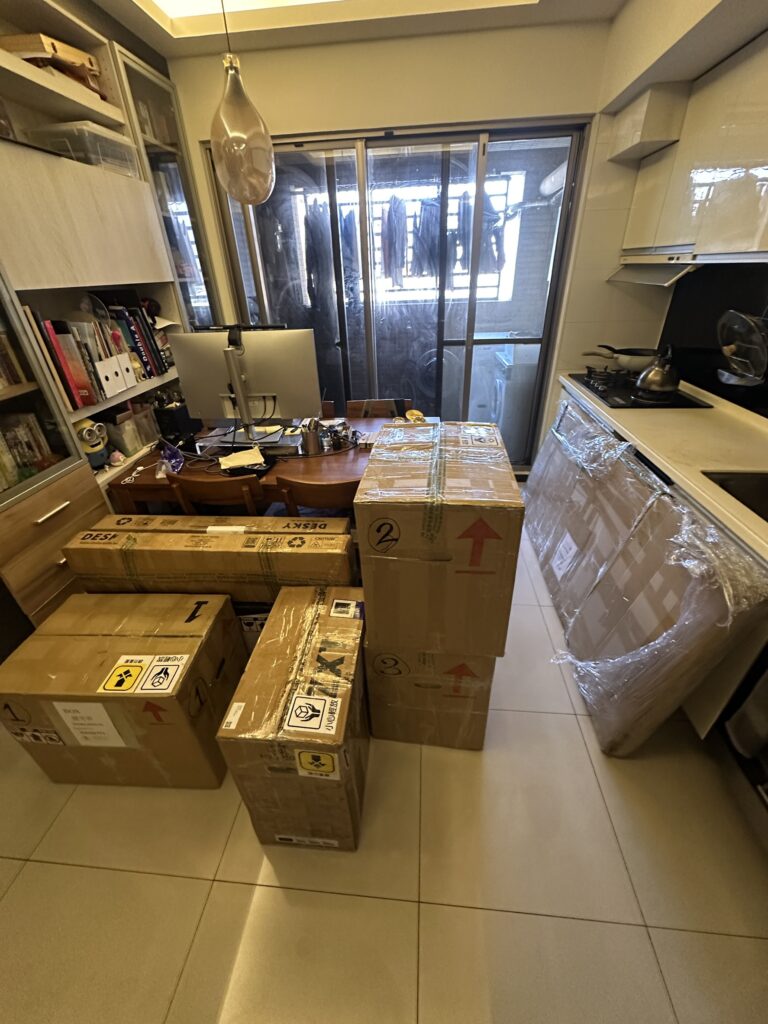 張小姐的故事始於約二十年前,當初她一個人帶著一個皮箱遠赴重洋,進入美國長春藤聯盟名校普林斯頓大學(Princeton University)深造,憑藉著優異的學術表現,她博士學位畢業後陸續在紐約、波士頓、費城等地知名學府任教,數年後在華府特區郊區洛克維爾(Rockville, Maryland)定居,買下了一棟寬敞的三房大房子,深耕美國學界超過十餘年並且成家立業。 張小姐的故事始於約二十年前,當初她一個人帶著一個皮箱遠赴重洋,進入美國長春藤聯盟名校普林斯頓大學(Princeton University)深造,憑藉著優異的學術表現,她博士學位畢業後陸續在紐約、波士頓、費城等地知名學府任教,數年後在華府特區郊區洛克維爾(Rockville, Maryland)定居,買下了一棟寬敞的三房大房子,深耕美國學界超過十餘年並且成家立業。