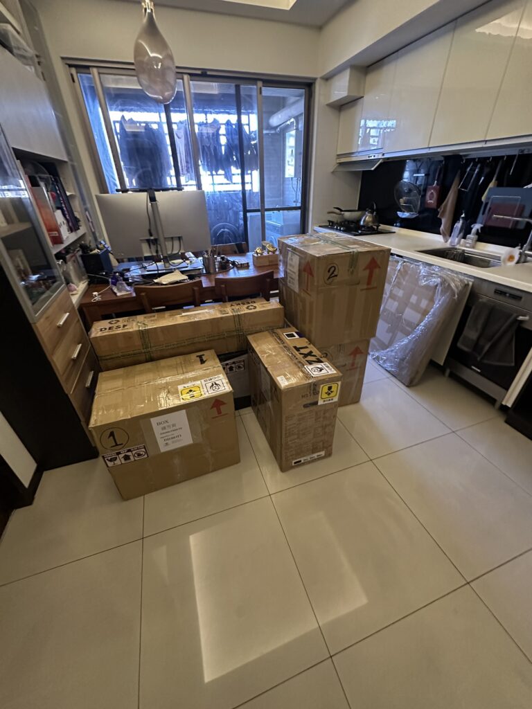 2024年張小姐迎來了一個新的契機也是人生挑戰:台灣大學提供客座教授的職缺,邀請她回台擔任助理教授任教,這個機會不僅讓她的學術生涯造成巨大改變,更關鍵的是她能就近陪伴照顧日漸年邁的父母,俗話說父母在不遠遊,這一趟出國留學一晃眼就過了近20年了,同時她的孩子也即將進入小學,正是好機會可以學習中文且接觸台灣文化的黃金時期,待未來長大再回美國讀大學或研究所,這無疑是個一舉多得的決定。 2024年張小姐迎來了一個新的契機也是人生挑戰:台灣大學提供客座教授的職缺,邀請她回台擔任助理教授任教,這個機會不僅讓她的學術生涯造成巨大改變,更關鍵的是她能就近陪伴照顧日漸年邁的父母,俗話說父母在不遠遊,這一趟出國留學一晃眼就過了近20年了,同時她的孩子也即將進入小學,正是好機會可以學習中文且接觸台灣文化的黃金時期,待未來長大再回美國讀大學或研究所,這無疑是個一舉多得的決定。