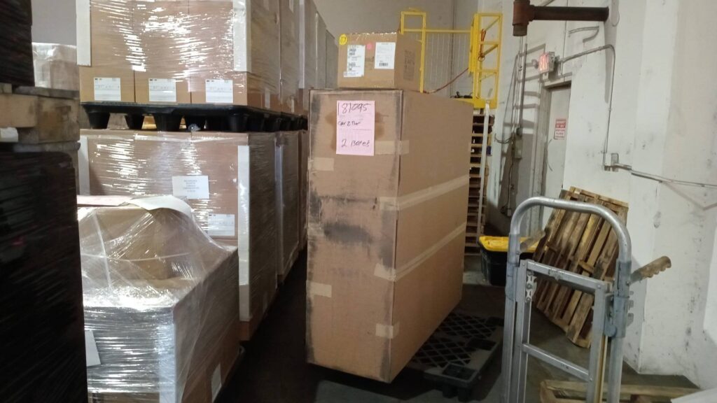 然而對未來願景的希望卻在面對跨國搬家時遇到了現實的考驗,首先是台灣高房價的挑戰,儘管張小姐位於美國華府DC特區郊區的透天洋房價值不菲,但將其賣掉所得仍不足以購買台北板橋一棟相同規格的三房兩廳公寓,一邊是透天洋房擁有前後院子及停車庫,另一邊是老舊公寓,台灣高不可攀的房價,一度成為她返鄉路上的巨大阻礙。 然而對未來願景的希望卻在面對跨國搬家時遇到了現實的考驗,首先是台灣高房價的挑戰,儘管張小姐位於美國華府DC特區郊區的透天洋房價值不菲,但將其賣掉所得仍不足以購買台北板橋一棟相同規格的三房兩廳公寓,一邊是透天洋房擁有前後院子及停車庫,另一邊是老舊公寓,台灣高不可攀的房價,一度成為她返鄉路上的巨大阻礙。