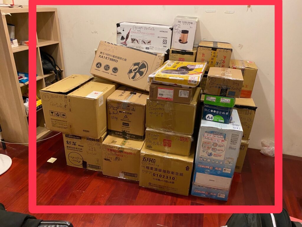 下一個困難問題是物品的取捨,美國的透天三房格局寬敞,許多大型家具沙發床墊海運到台灣可能無處安放,哪些行李家具該運到台灣?哪些家具該送人或丟棄?這些都是用過許多的東西都有感情,一時之間難以取捨,還需要精準的空間規劃。另一項困難點是聽說海運搬家到台灣時間耗時長達數個月,那有許多衣物書籍等需要急用的怎麼辦呢?是否空運到台灣時間比較快?那空運費用多少錢?會不會很貴呢?這些困惱著實困擾了張小姐一家人許久時間。 下一個困難問題是物品的取捨,美國的透天三房格局寬敞,許多大型家具沙發床墊海運到台灣可能無處安放,哪些行李家具該運到台灣?哪些家具該送人或丟棄?這些都是用過許多的東西都有感情,一時之間難以取捨,還需要精準的空間規劃。另一項困難點是聽說海運搬家到台灣時間耗時長達數個月,那有許多衣物書籍等需要急用的怎麼辦呢?是否空運到台灣時間比較快?那空運費用多少錢?會不會很貴呢?這些困惱著實困擾了張小姐一家人許久時間。