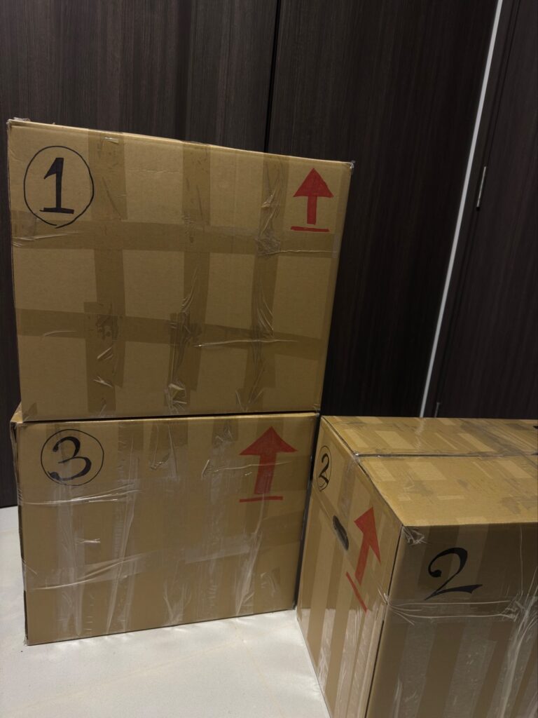 Ship2TW國際搬家公司負責接洽的業務專員是Candy小姐,她的耐心及專業與迅速回覆讓張小姐印象深刻,重點是Ship2TW提供的跨國海運貨櫃報價及美國本土內陸搬家運輸費用極具市場競爭力,Ship2TW 不僅是跨國搬家運輸公司,更是客戶的策略夥伴。Candy 小姐主動提供了多項專業建議,包括:先將所有喜歡且尺寸合適的家具(餐桌、沙發、電視、床墊及衣物等)海運到台灣,以便將美國房子租給別人。如果台灣的新租屋處尚未確定,Ship2TW 亦可提供暫時的倉庫倉儲服務,待找到合適地點後再進行最終搬運。 Ship2TW國際搬家公司負責接洽的業務專員是Candy小姐,她的耐心及專業與迅速回覆讓張小姐印象深刻,重點是Ship2TW提供的跨國海運貨櫃報價及美國本土內陸搬家運輸費用極具市場競爭力,Ship2TW 不僅是跨國搬家運輸公司,更是客戶的策略夥伴。Candy 小姐主動提供了多項專業建議,包括:先將所有喜歡且尺寸合適的家具(餐桌、沙發、電視、床墊及衣物等)海運到台灣,以便將美國房子租給別人。如果台灣的新租屋處尚未確定,Ship2TW 亦可提供暫時的倉庫倉儲服務,待找到合適地點後再進行最終搬運。