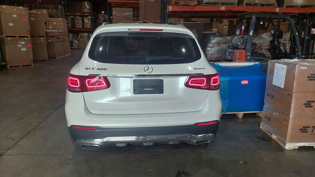 另外張小姐的賓士 GLC300 愛車也成了跨國搬家清單上不可或缺的一項,台灣進口車價格昂貴,特別是賓士BMW這類豪車,若在美國賣掉舊車再回台購買新車,這是一筆非常大的開銷,是否可以將自用的美國舊車運到台灣繼續自用呢?如果可以從美國運車到台灣那真的能大幅節省購車預算。 美國運車回台灣時間要多久呢? 西岸洛杉磯運車回台灣時間約3-4周,東岸紐約波士頓華府運車回台灣時間約4-5周,美國運車回台灣運費多少錢?海運費用美金1000-2000元,包含報關費碼頭費港口托運費等,另外還要加上600-800元裝櫃綑綁及倉儲費用。