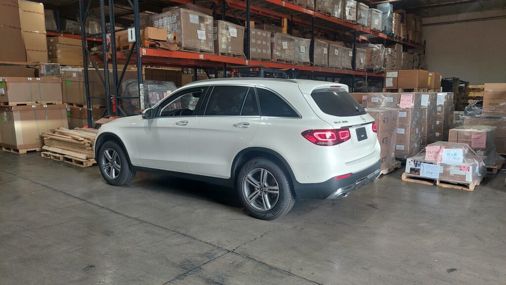 一般客戶最擔心運車回台灣價格到底划算不划算,總共要多少錢,Candy給了張小姐的賓士汽車GLC300一張詳細分析報表,其中最大宗費用是台灣進口關稅:以一輛殘值 $30,000 美金的舊車為例,台灣全部進口關稅(包含進口稅、貨物稅、營業稅、商港服務費等)約為 $17,000 美元,第二大項費用是台灣車輛測試費用:這是許多人望而卻步的門檻。台灣的進口車輛測試項目繁多且嚴苛(油耗、汙染、噪音、安全審驗等),全部測試費用高達 $16,000 美金。 一般客戶最擔心運車回台灣價格到底划算不划算,總共要多少錢,Candy給了張小姐的賓士汽車GLC300一張詳細分析報表,其中最大宗費用是台灣進口關稅:以一輛殘值 $30,000 美金的舊車為例,台灣全部進口關稅(包含進口稅、貨物稅、營業稅、商港服務費等)約為 $17,000 美元,第二大項費用是台灣車輛測試費用:這是許多人望而卻步的門檻。台灣的進口車輛測試項目繁多且嚴苛(油耗、汙染、噪音、安全審驗等),全部測試費用高達 $16,000 美金。