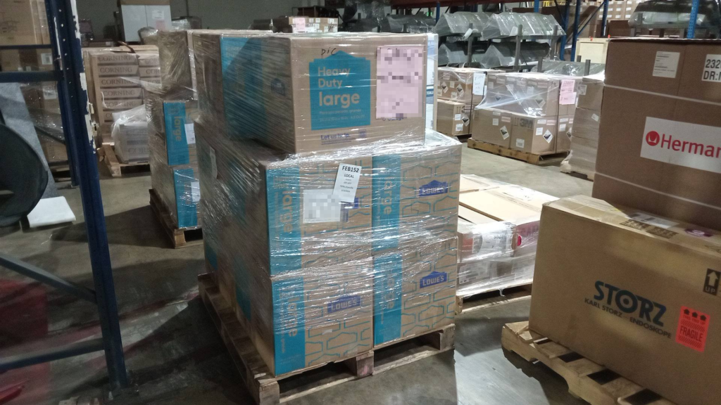 美國鳳凰城寄包裹回台灣運費要多少錢?從美國寄東西回台灣的運費,其實已經包含了大部分跨國物流費用。如果需要額外上門取貨,會算作附加費用。一般來說,運費通常包括:美國這邊的收貨和倉庫處理、國際運輸費(空運或海運)、台灣進口報關費與基本清關手續,以及台灣這邊的派送(到府或指定地點)。 以留學生寄送行李的量來看,Ship2TW 的學生客戶平均花費大概在 2萬到3萬台幣左右。如果是國際搬家、物品較多的移民家庭,費用則通常落在新台幣 3 萬至 7 萬之間。